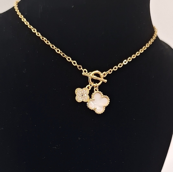 Multi diamonds & mother of pearl four leafs flowers Toggle Clasp necklace - Picture 3 of 8